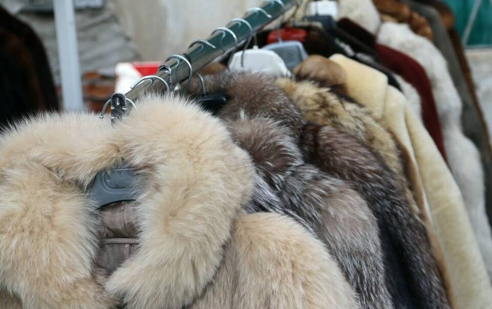 Kostiumy i żakiety jako dopełnienie garderoby z płaszczem damskim