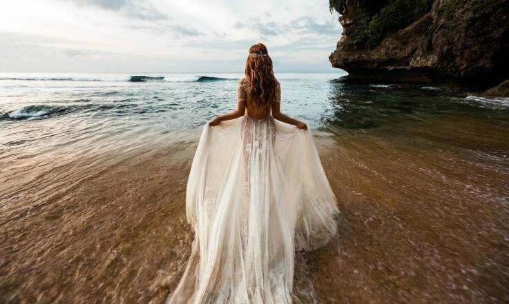 Suknie ślubne z paskiem w talii - jak wpływają na sylwetkę Panny Młodej?