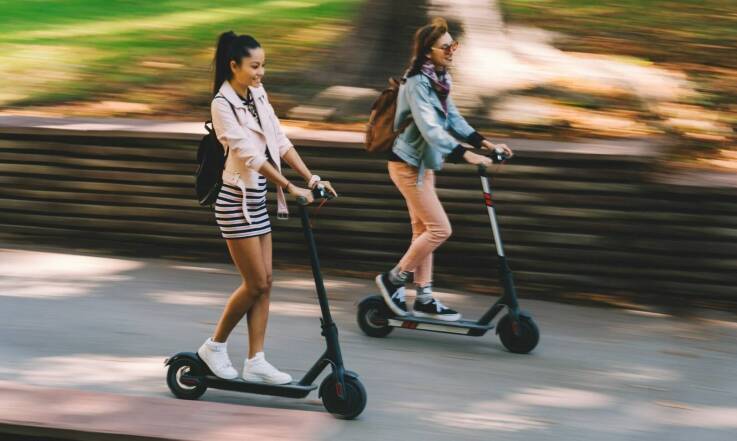 Czy na hulajnodze elektrycznej trzeba mieć kask? Bezpieczeństwo czy bezsensowny obowiązek?