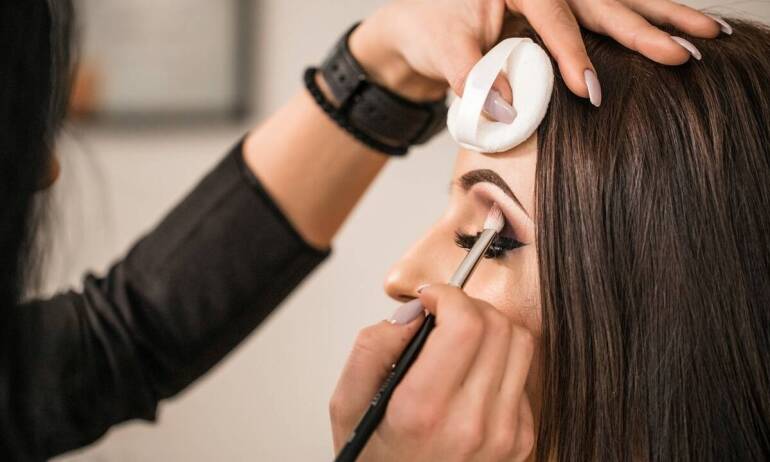 Eyeliner w codziennej makijażowej rutynie – dlaczego warto go mieć?