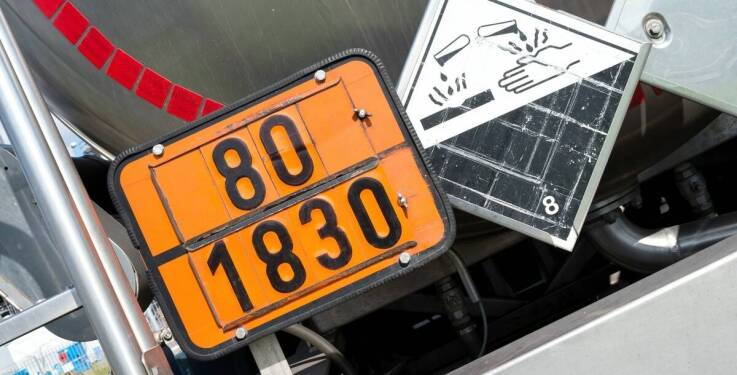 Akcesoria do zbiorników: jakie elementy są niezbędne dla bezpieczeństwa?