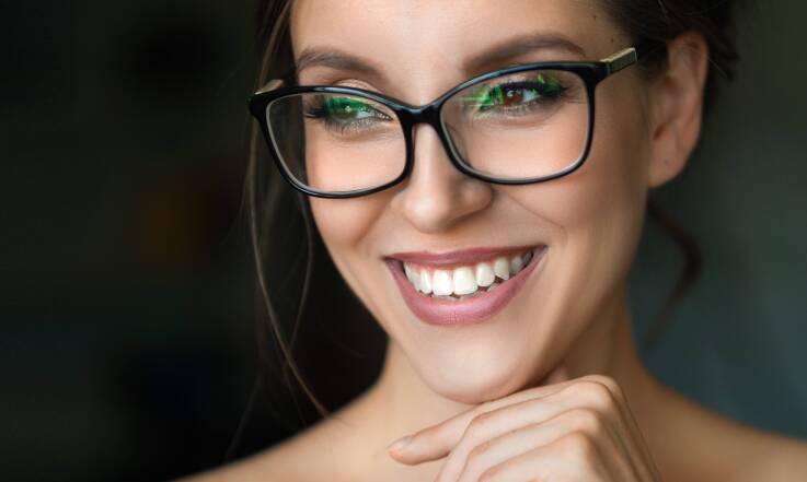 Makijaż do okularów: Jak podkreślić oczy i dopasować makijaż do oprawek?