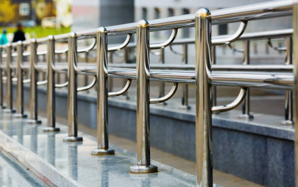 Rola balustrad w bezpieczeństwie schodów drewnianych na beton – co należy wiedzieć?