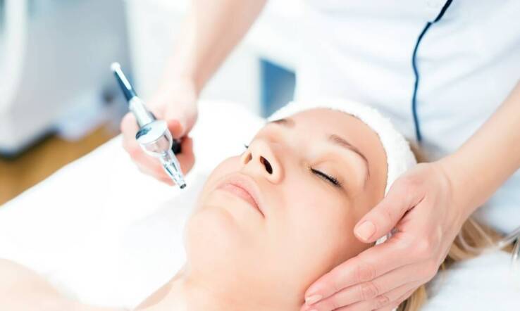 Czym jest mikrodermabrazja i jak działa?