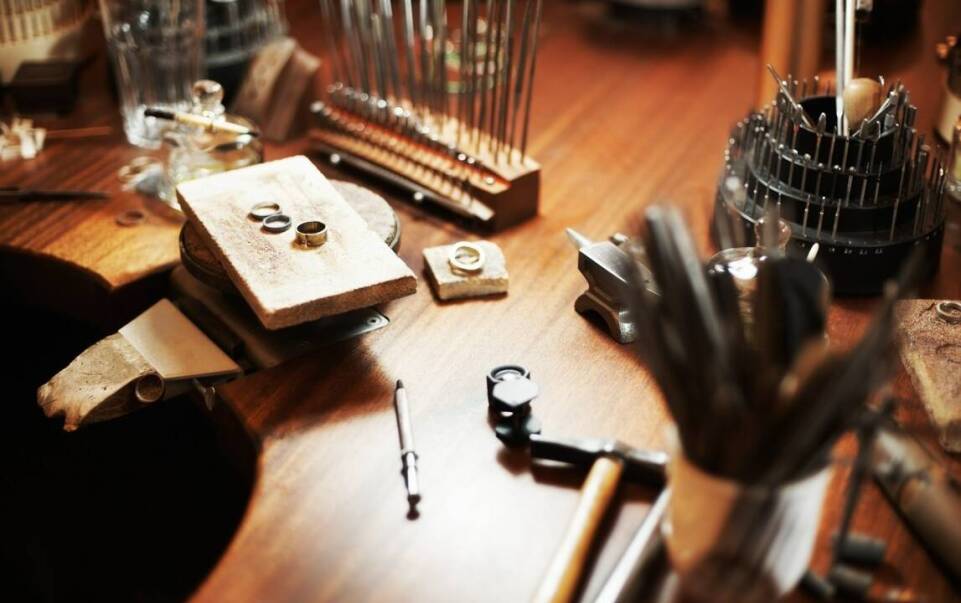 Kluczowe narzędzia do polerowania biżuterii: co warto mieć w swoim warsztacie?