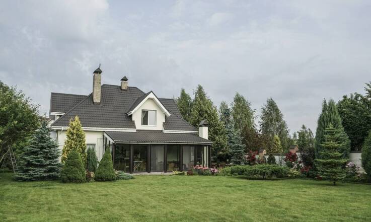 Jakie są korzyści z posiadania dużej działki przy zakupie domu blisko stolicy?