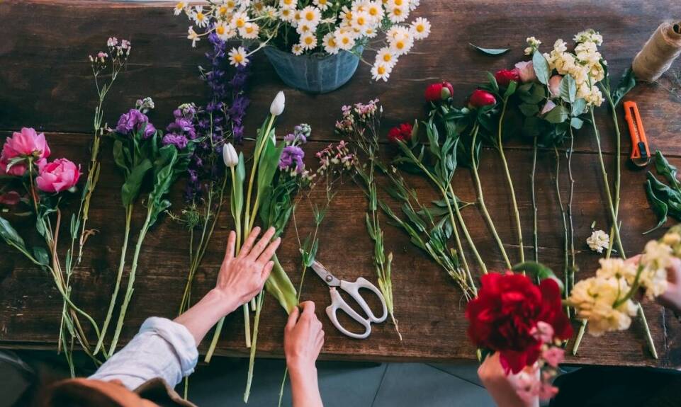 Babie lato i jego wpływ na florystykę - trendy w dekoracjach kwiatowych