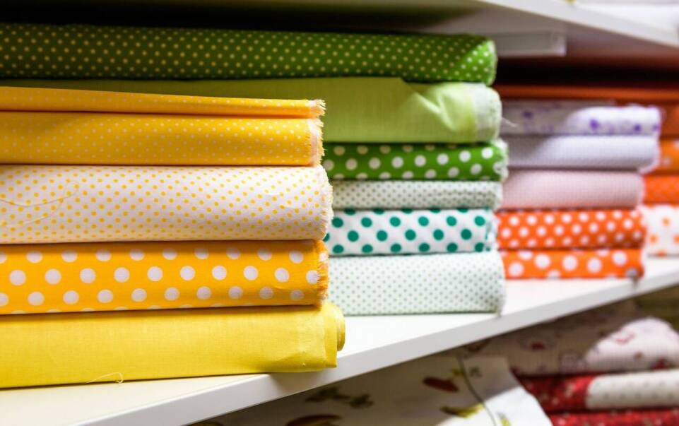 Kosz materialowy na zabawki jako sposób na naukę porządku u najmłodszych