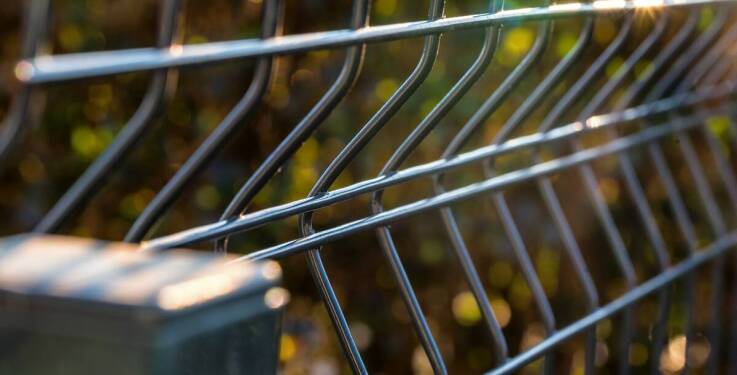 Kosze z kamieniami w ogrodzeniach – jak wpływają na bezpieczeństwo posesji?