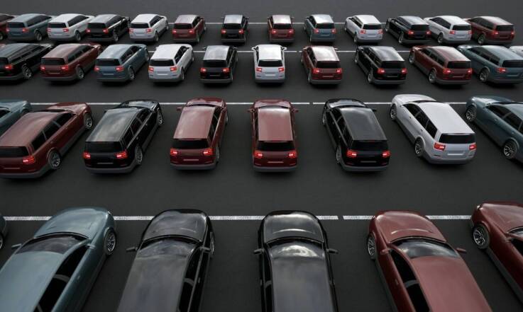 Dlaczego warto korzystać z monitorowanych parkingów przy lotniskach w Europie?