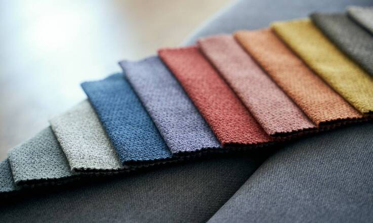 Jak wybrać odpowiednie firany i zasłony do salonu?