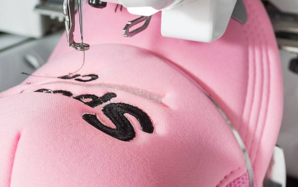 Grawerowanie laserowe na tkaninach: technika zdobienia odzieży i akcesoriów