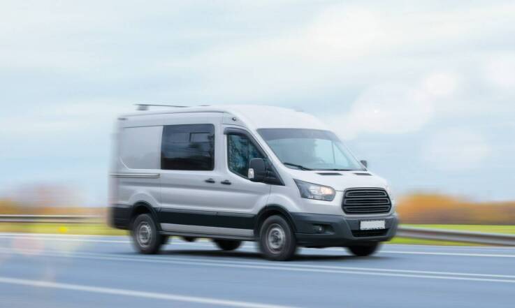 Jakie korzyści niesie ze sobą posiadanie busa z Anglii w firmie transportowej?