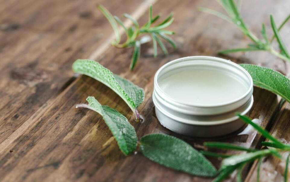 Naturalne składniki w delikatnej farbie do siwych włosów – co warto wiedzieć?