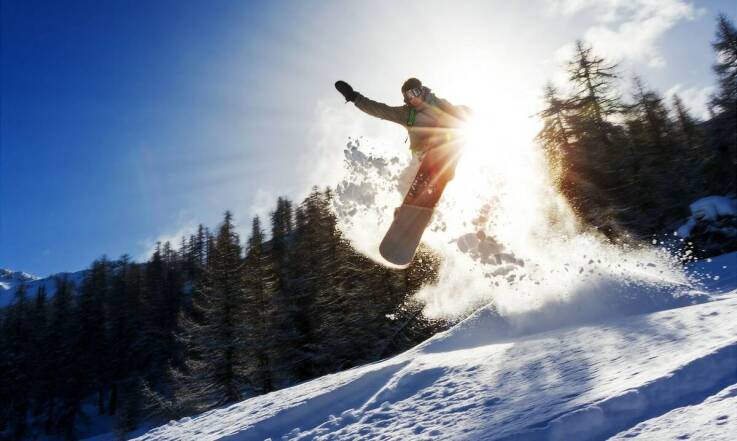 Jakie atrakcje czekają na uczestników w czarnym groniu snowpark?