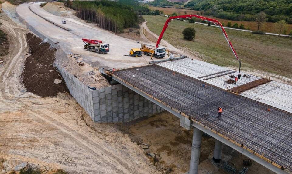 Jakie innowacje wpływają na rozwój branży transportu betonu?