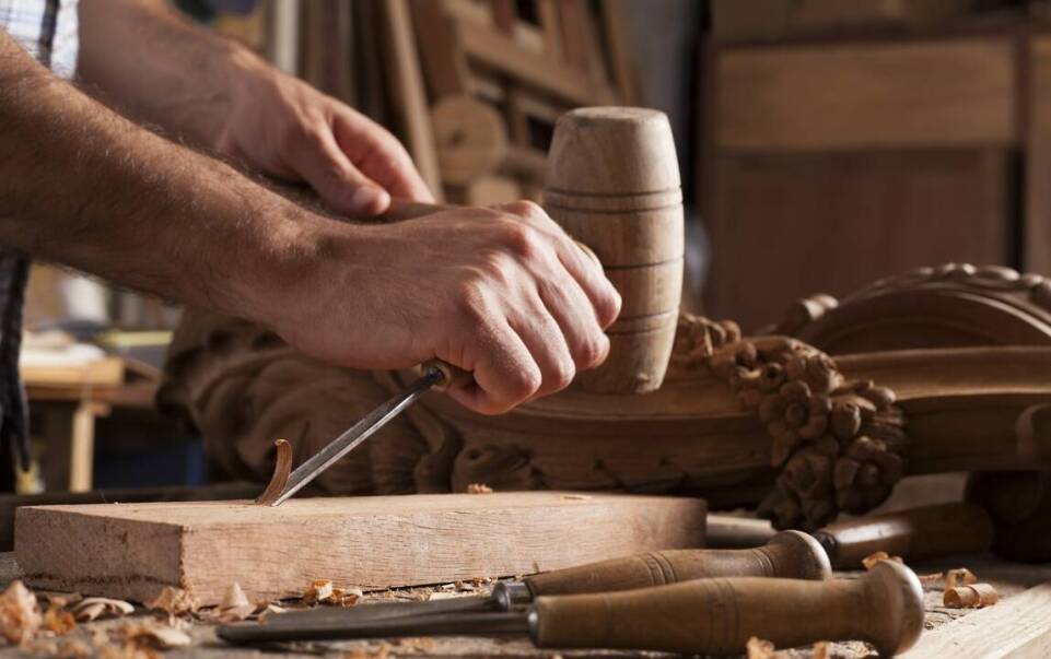 Meble od stolarza – co sprawia, że są bardziej trwałe niż gotowe rozwiązania?