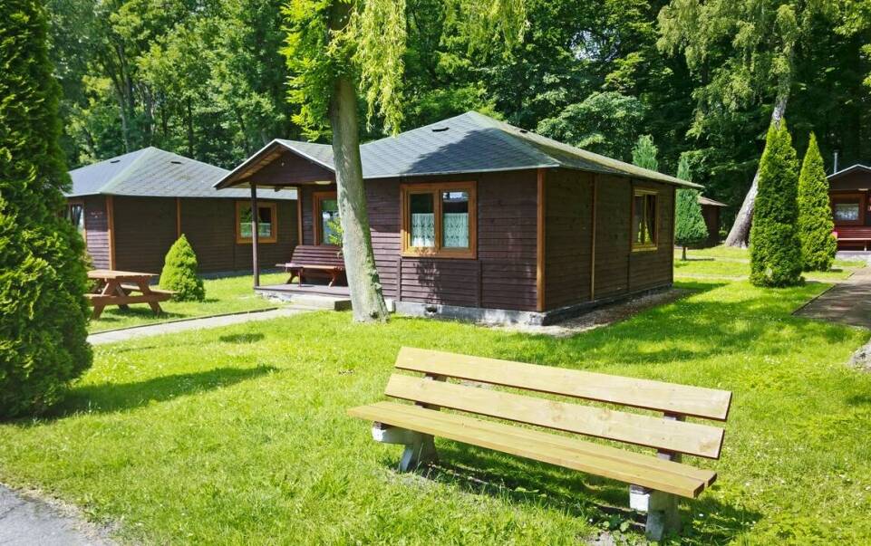 Jakie korzyści płyną z wyboru projektu domu z bali o powierzchni 100m² dla osób ceniących kontakt z naturą?