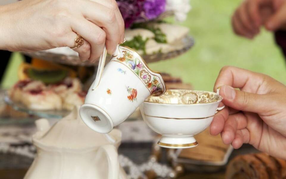 Jakie techniki stosuje się przy tworzeniu ręcznie malowanych filiżanek na porcelanie?