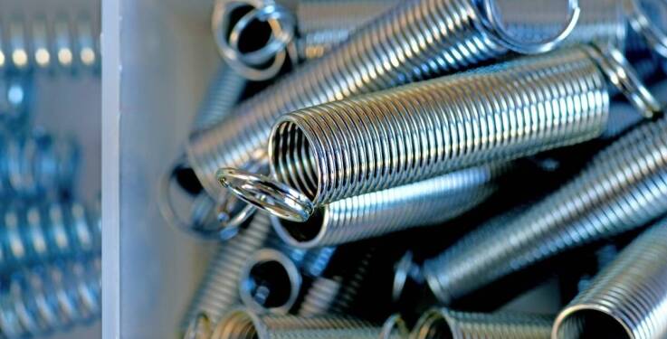 W jaki sposób sprężyny naciskowe z przekrojem prostokątnym poprawiają bezpieczeństwo maszyn?