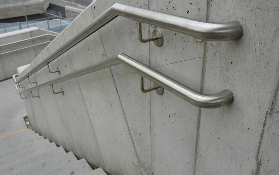 Balustrady samonośne w przestrzeniach publicznych – zastosowanie i korzyści