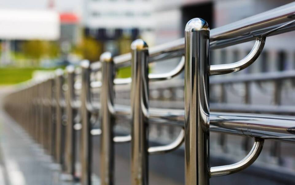 Balustrady nierdzewne w domach jednorodzinnych – zalety i zastosowanie