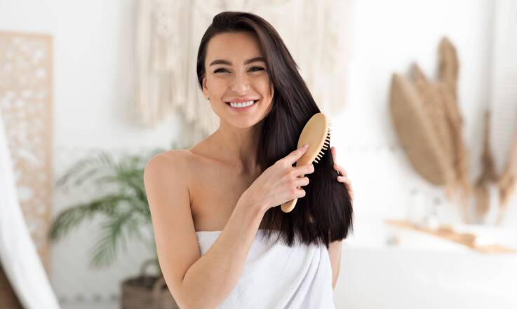 Naturalne wspomaganie wzrostu włosów – suplementy, kosmetyki i dieta