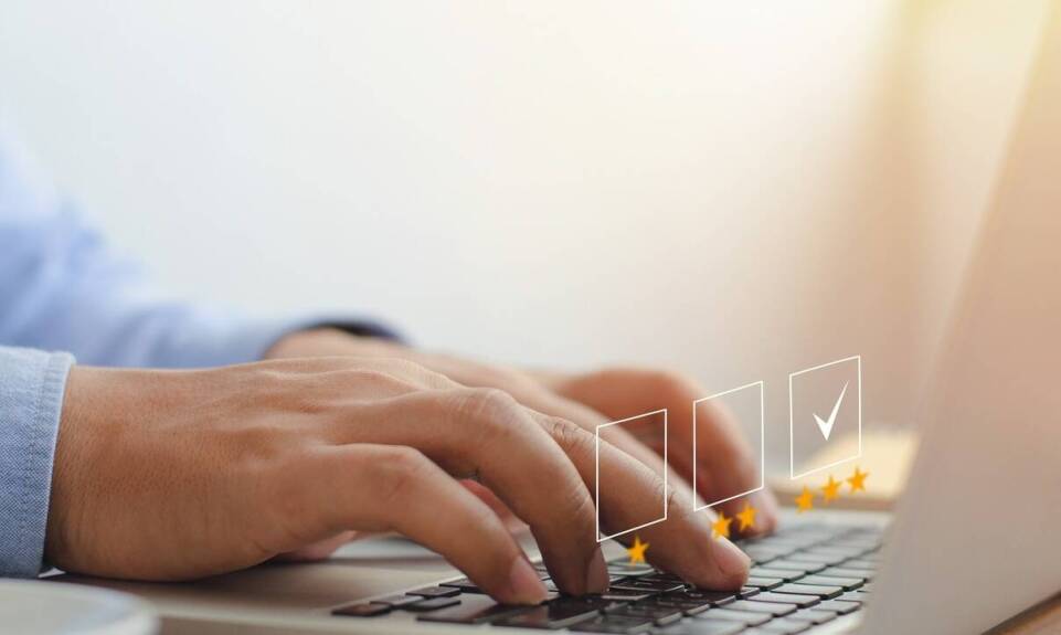 Jakie są kluczowe różnice między stacjonarnym a zdalnym systemem głosowania?