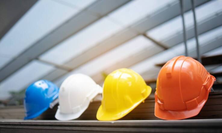 Czapeczki z daszkiem dla dziewczynki – jakie materiały zapewnią komfort?