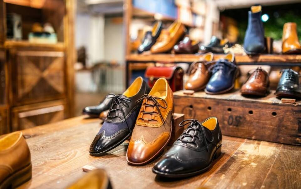 Jakie dodatki do obuwia skórzanego warto mieć, aby podkreślić styl?