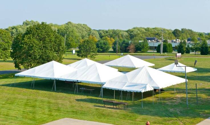 Jak powiesić flagę na specjalnych podstawach przenośnych – porady praktyczne?