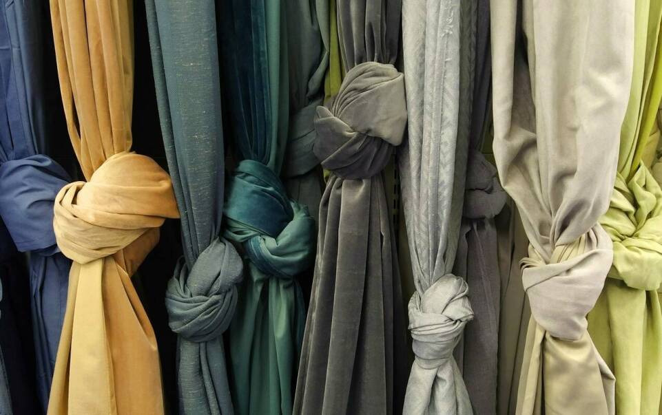 Jedwab cena - jakie czynniki wpływają na koszt tego materiału?