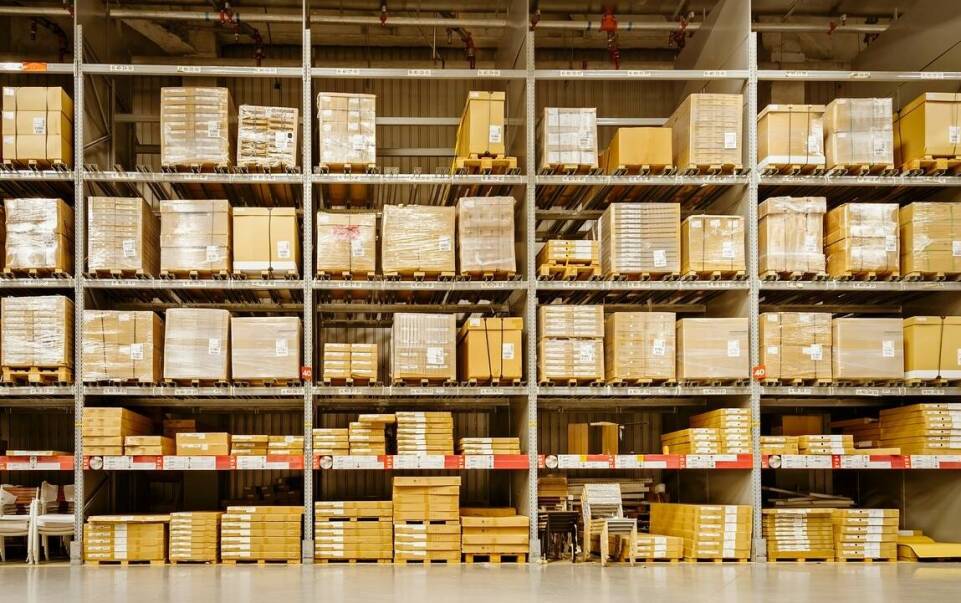 Jakie cechy powinna mieć dobra hurtownia dekoracji okolicznościowych?