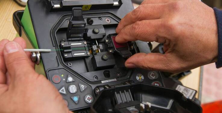 Jak internet światłowodowy wspiera rozwój innowacyjnych rozwiązań w telekomunikacji?