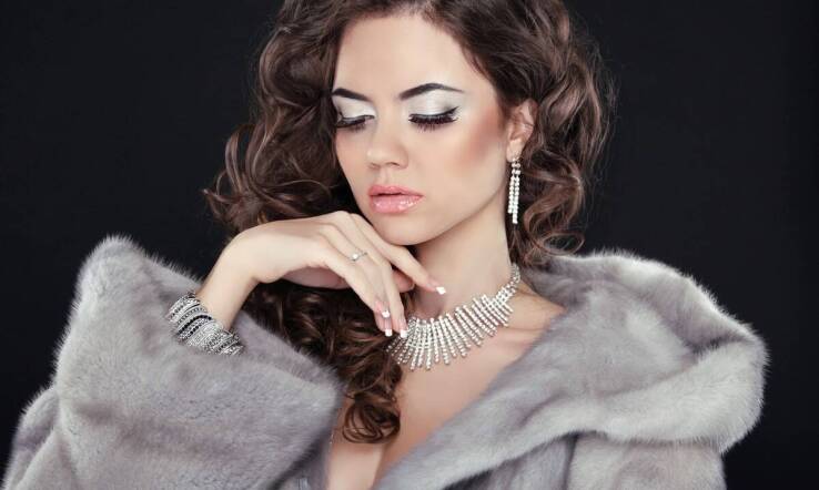 Futro naturalne z kapturem – elegancka ochrona przed zimnem