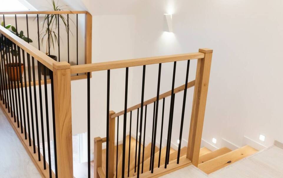 Jakie balustrady najlepiej komponują się ze schodami jesionowymi?