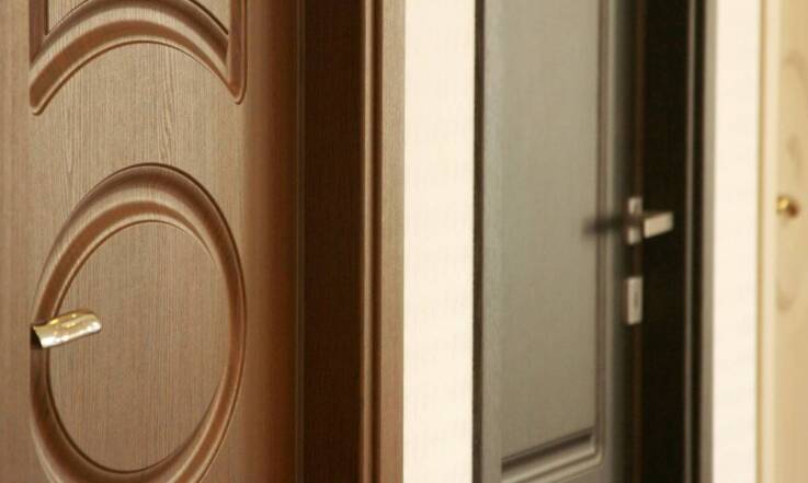 Jakie możliwości modyfikacji oferuje producent drzwi drewnianych?