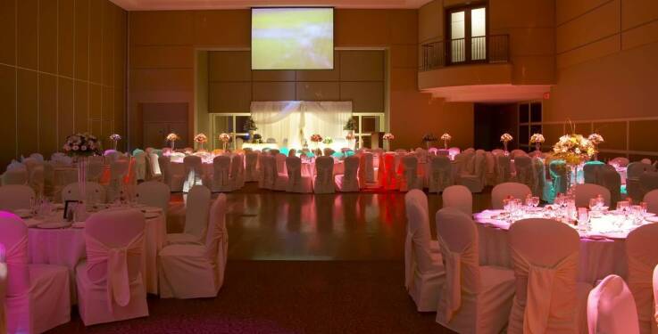 Inspiracje na wykorzystanie neonów w dekoracjach stołów weselnych