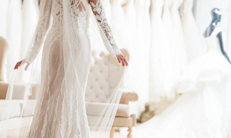 Dodatki i biżuteria – jak uzupełnić koronkową suknię ślubną?