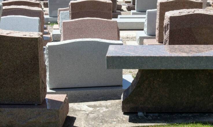 Usługi kamieniarskie w kontekście nagrobków: co warto wiedzieć?