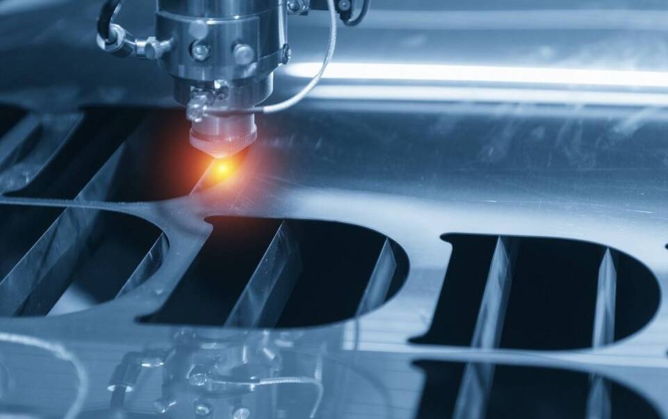 Dlaczego warto inwestować w nowoczesne maszyny do krojenia tkanin?