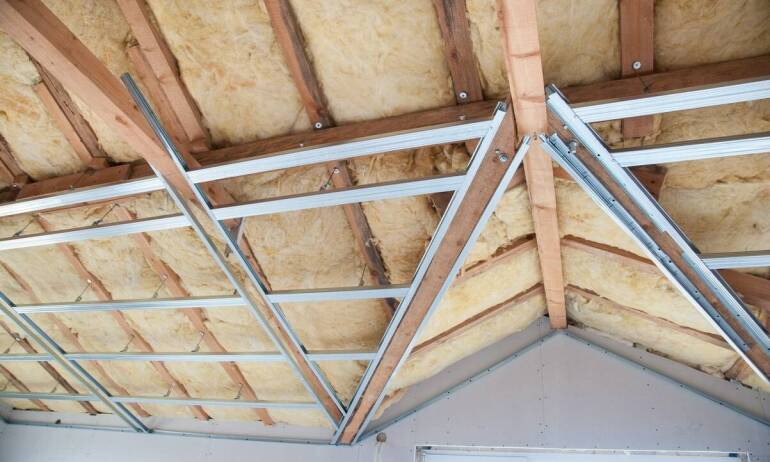 Kiedy warto się zdecydować na montaż sufitu podwieszanego?