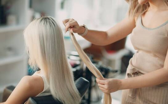 Przedłużanie włosów a ich naturalny wzrost – jak to wpływa na kondycję?