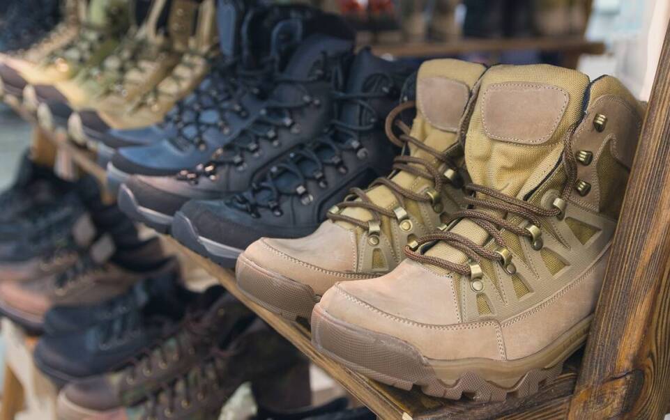 Jakie cechy powinny mieć buty ESD, aby zapewnić maksymalne bezpieczeństwo w pracy?