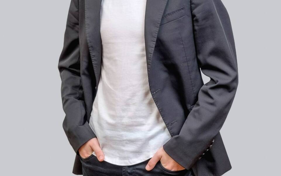 Jakie wzory i desenie są modne w garniturach chłopięcych?