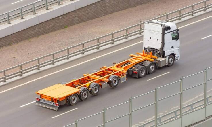 Zastosowanie naczep typu mega z plandeką firanką w międzynarodowym transporcie towarów