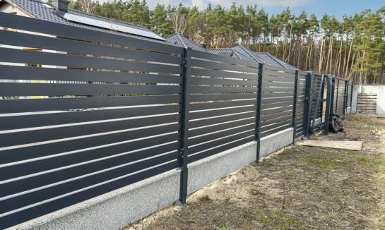 Dlaczego warto postawić na ogrodzenia żaluzjowe metalowe w obiektach przemysłowych?