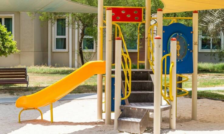 Najpopularniejsze urządzenia do małych placów zabaw – co wybrać?