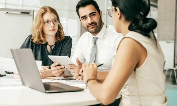 Jakie są kluczowe zasady efektywnego prowadzenia kadr i płac w firmie?