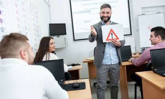 Dlaczego warto korzystać z usług profesjonalnych firm szkoleniowych BHP?